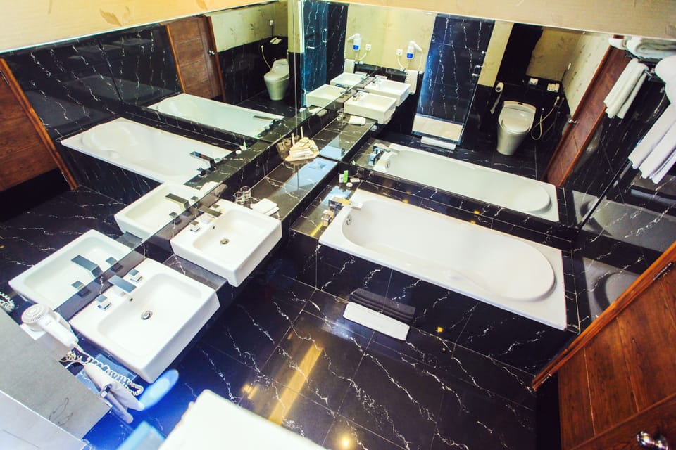Executive Suite | Bathroom | Shower, free toiletries, hair dryer (on request), slippers