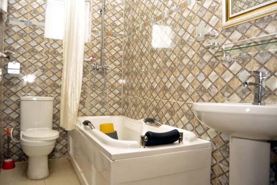 Executive Room | Bathroom | Shower, towels, soap, toilet paper