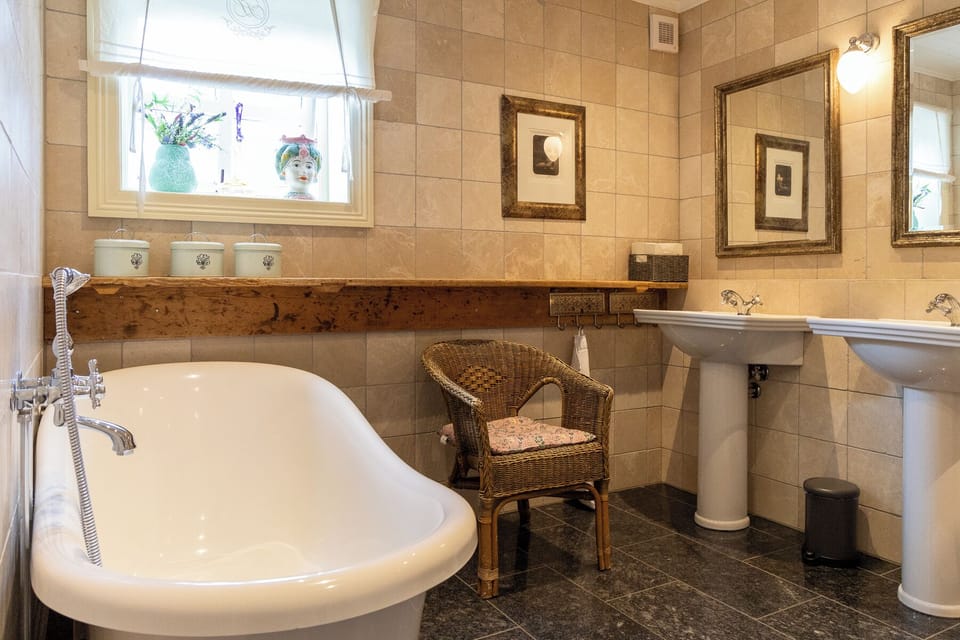 Shower, hair dryer, heated floors, towels