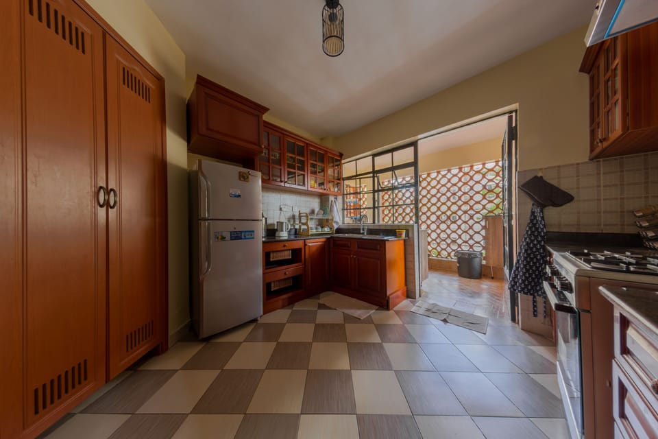 Full-size fridge, microwave, oven, stovetop