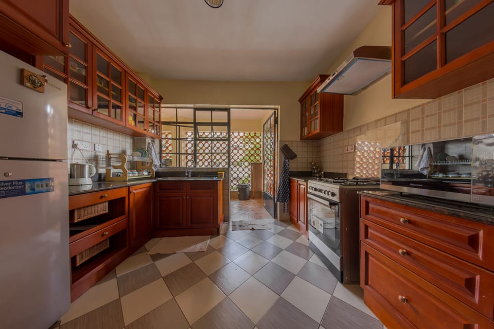 Full-size fridge, microwave, oven, stovetop
