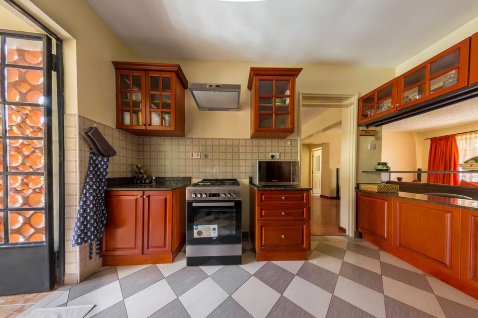 Full-size fridge, microwave, oven, stovetop