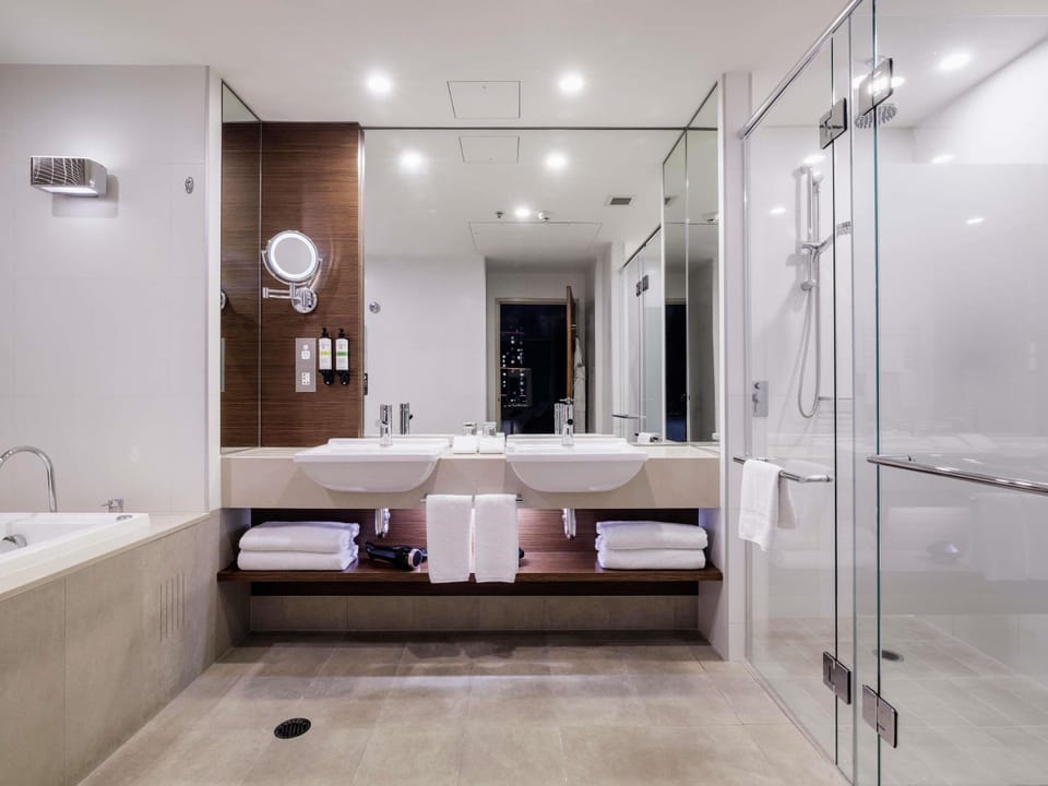 Executive Suite, 1 King Bed, Jetted Tub | Premium bedding, minibar, in-room safe, desk