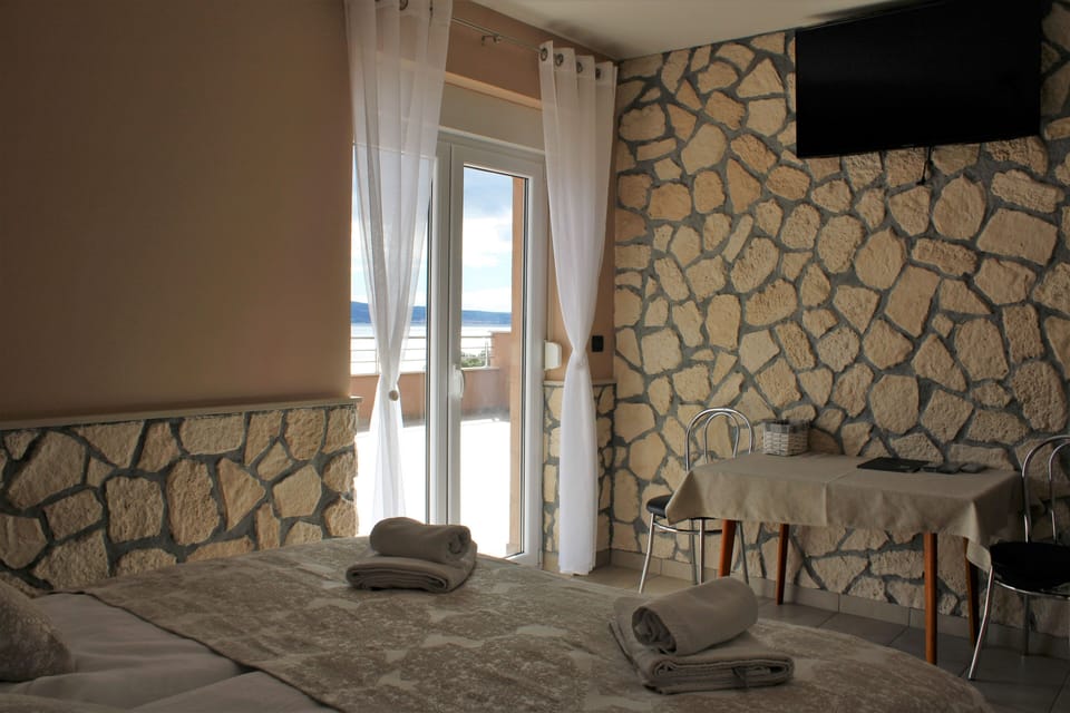Panoramic Studio Suite | In-room safe, blackout drapes, iron/ironing board, free WiFi
