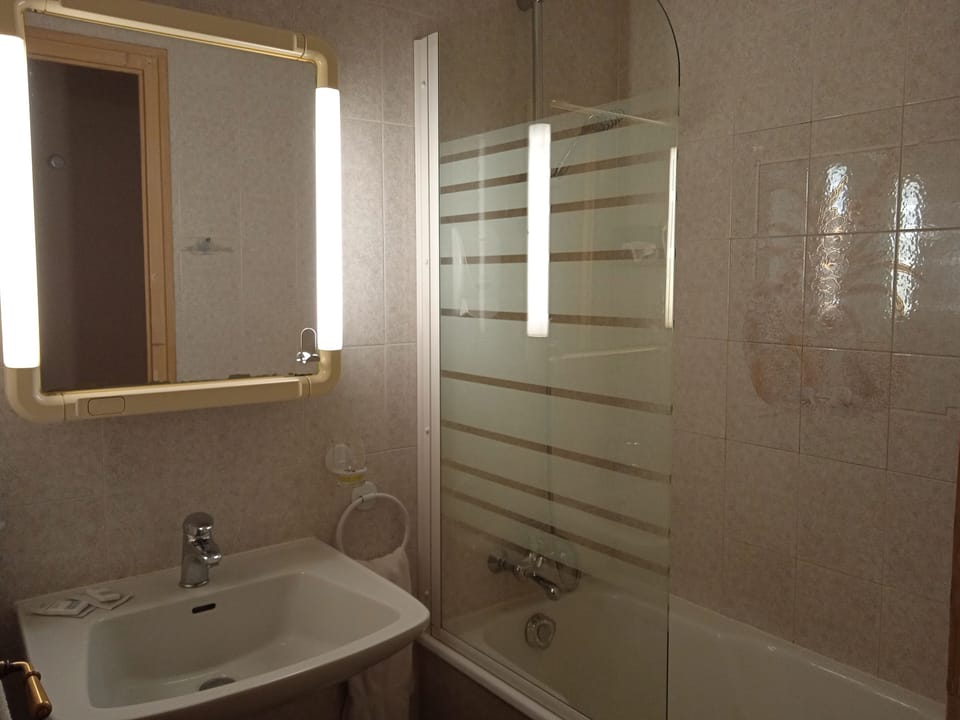 Double Room | Bathroom | Hair dryer, towels, soap, shampoo