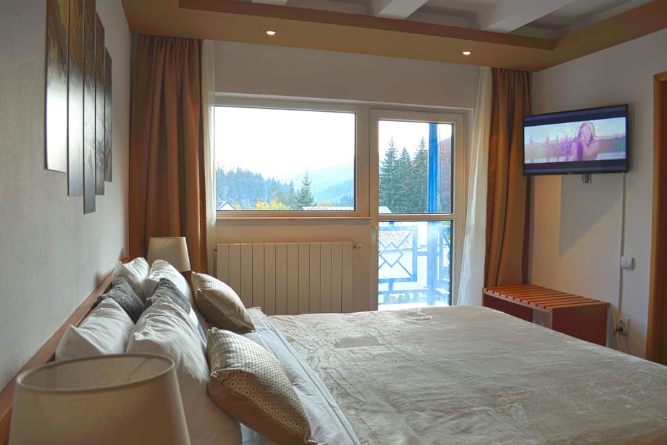 Double Room, 1 King Bed, Mountain View (no.8) | Free minibar items, individually decorated, individually furnished, desk