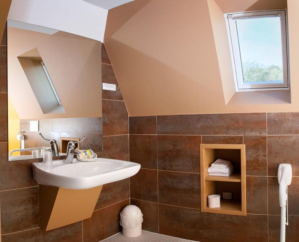 Triple Room | Bathroom | Hair dryer, towels, soap, shampoo