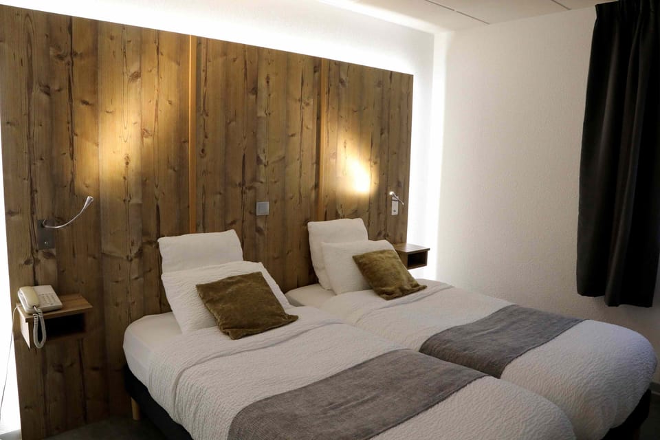 Minibar, desk, laptop workspace, blackout drapes