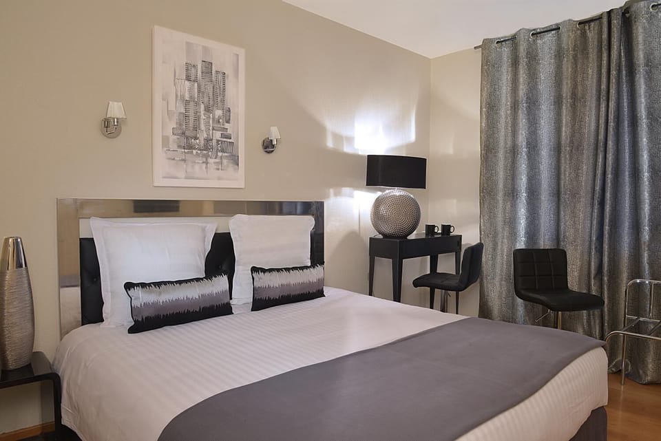 Desk, blackout drapes, free WiFi, bed sheets