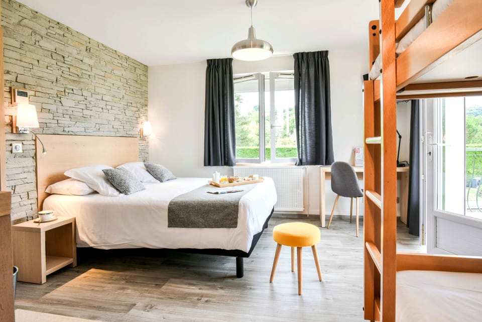 Quadruple Room | Desk, iron/ironing board, rollaway beds, free WiFi