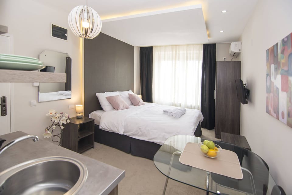 Comfort studio suite | Desk, laptop workspace, soundproofing, free WiFi