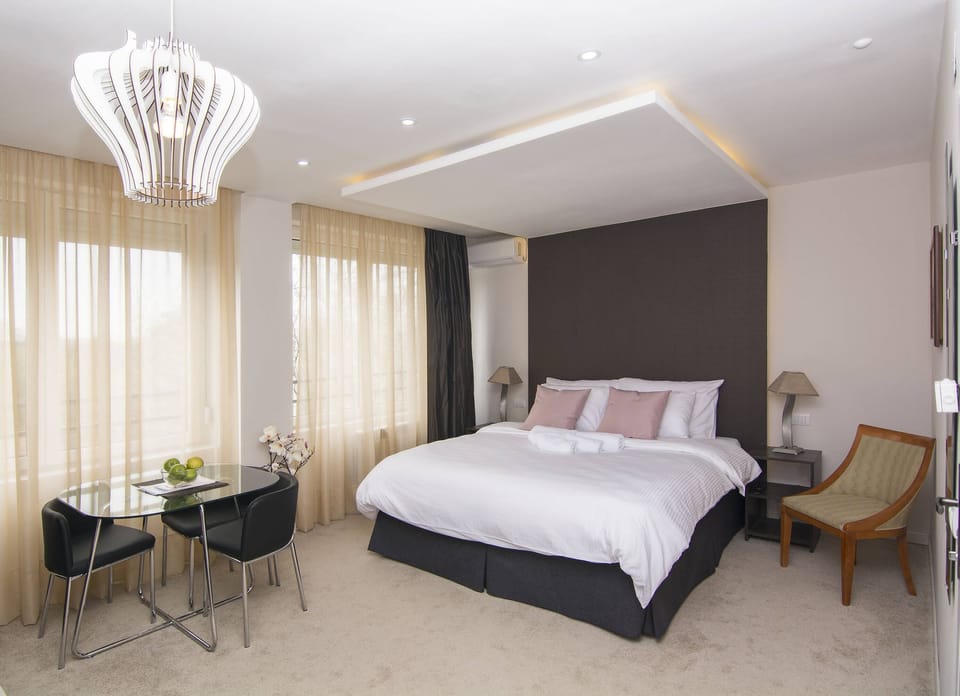 Comfort studio suite | Desk, laptop workspace, soundproofing, free WiFi