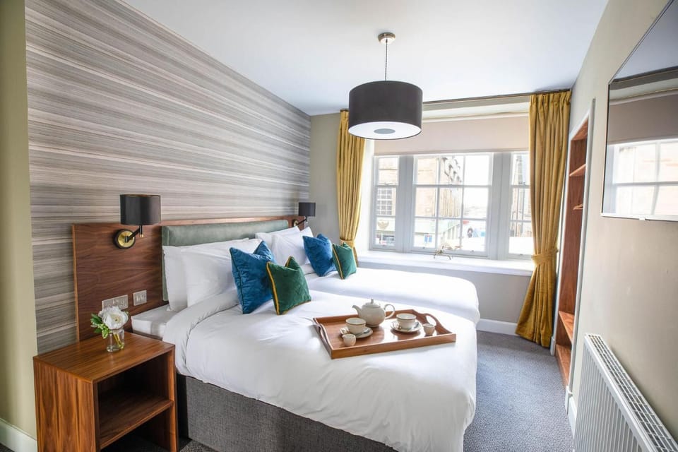 Deluxe Twin Room | Desk, laptop workspace, blackout drapes, soundproofing
