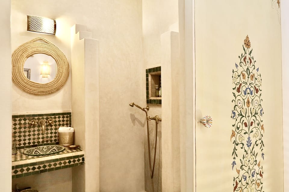 Standard Double or Twin Room | Bathroom | Shower, rainfall showerhead, free toiletries, hair dryer
