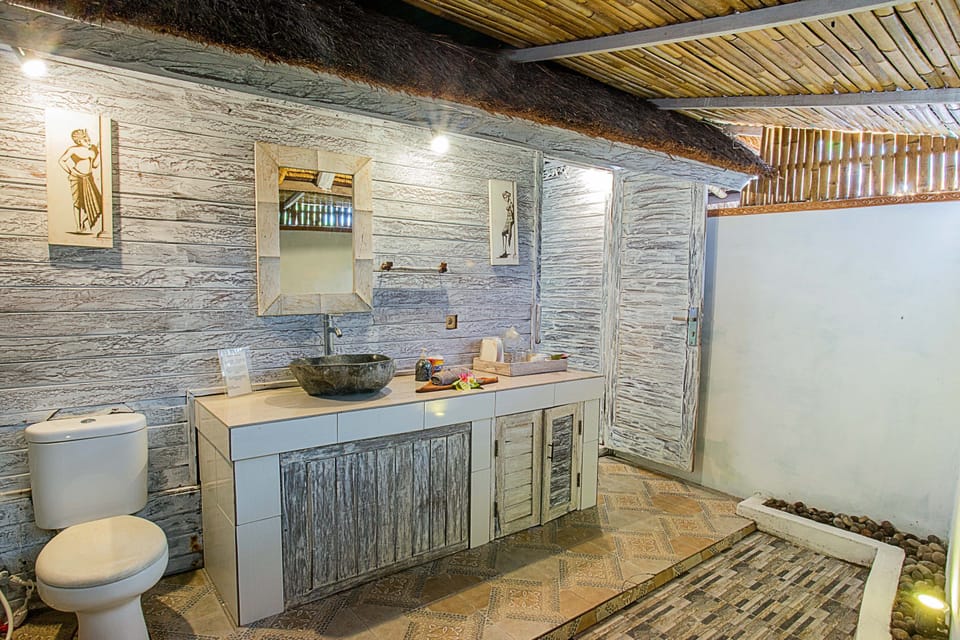 Deluxe Interconnecting Room | Bathroom | Shower, towels, soap, shampoo