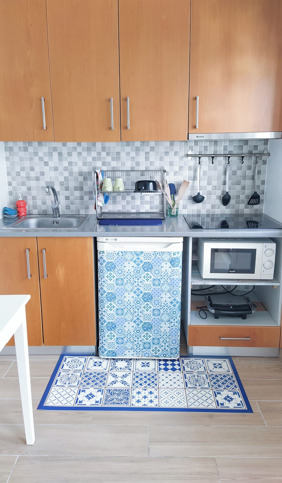 Basic Studio | Private kitchen | Shared fridge, oven, stovetop, cookware/dishes/utensils