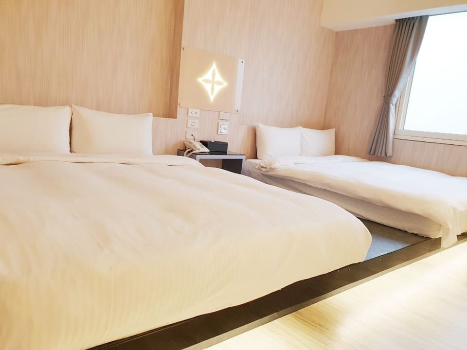 Business Quadruple Room | Blackout drapes, free WiFi, bed sheets