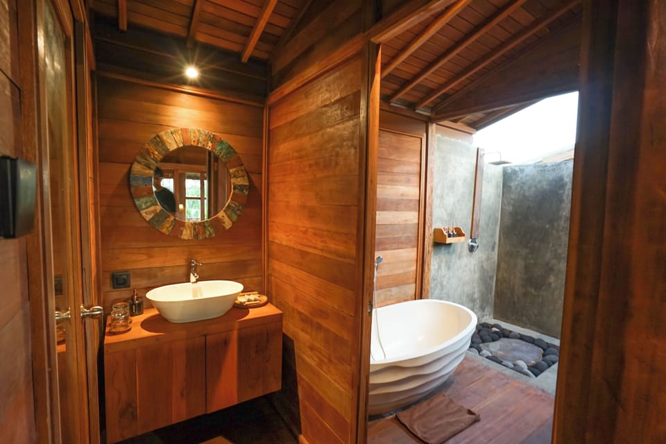 Combined shower/tub, free toiletries, bathrobes, slippers