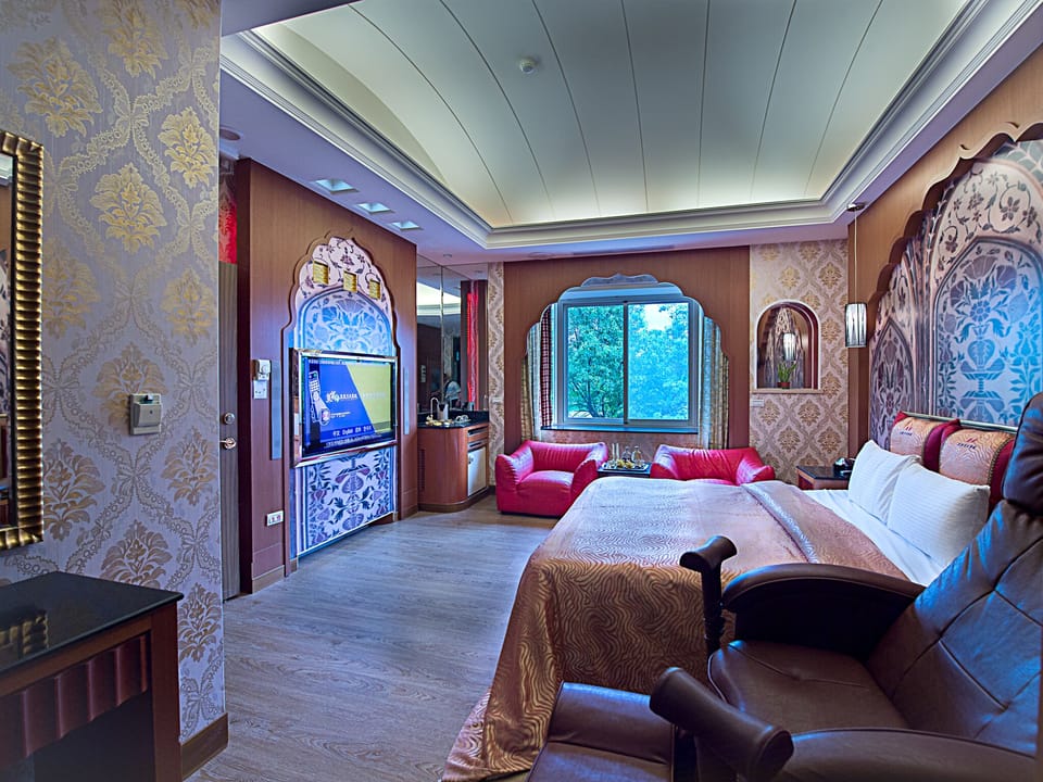 Deluxe Double Room | Minibar, desk, blackout drapes, soundproofing