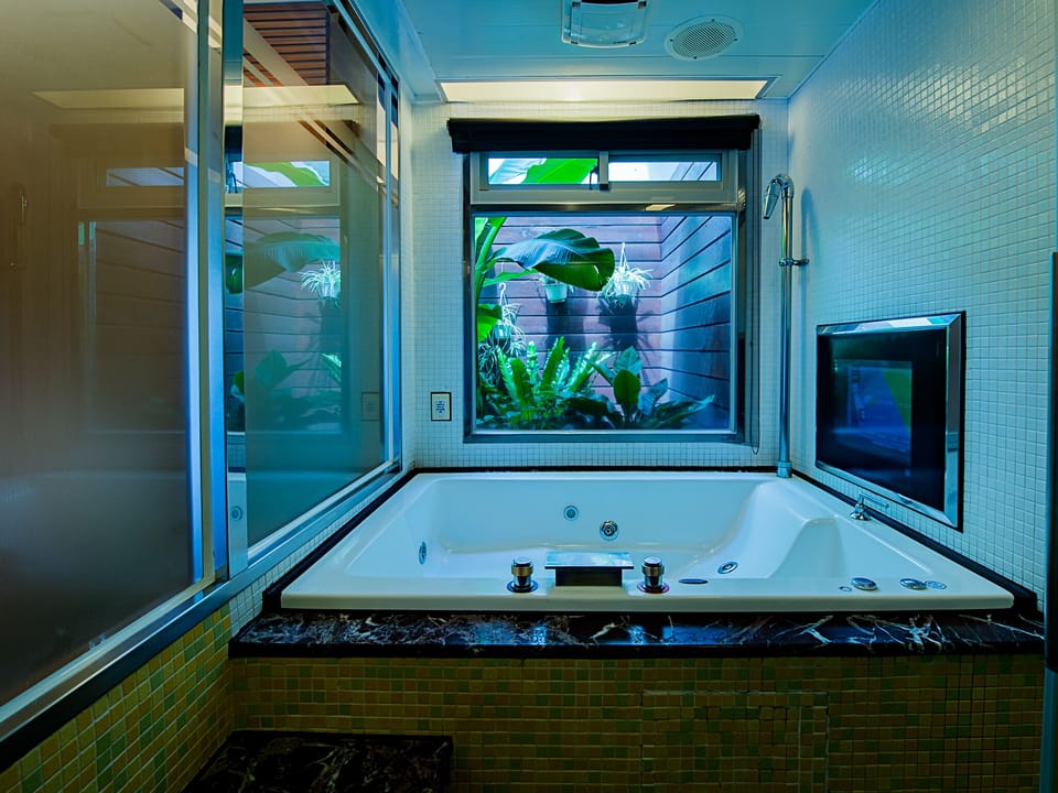 Elite Quadruple Room | Jetted tub