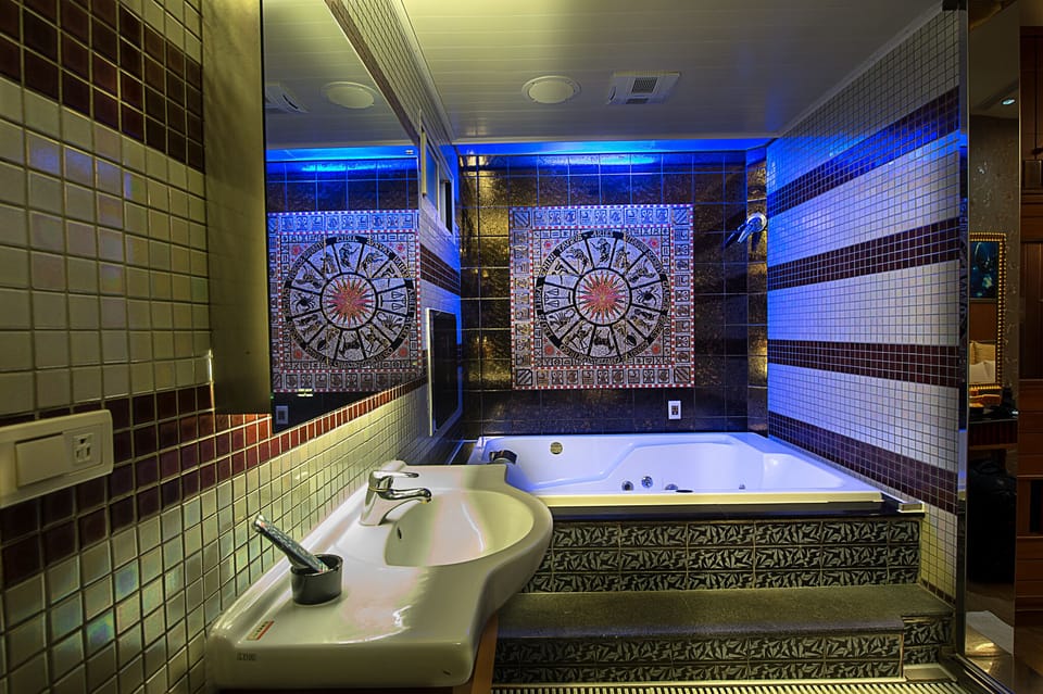 Deluxe Double Room | Minibar, desk, blackout drapes, soundproofing