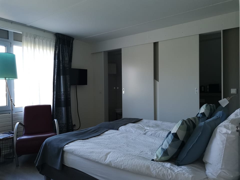 Deluxe Double or Twin Room, Shared Bathroom (Grebbe) | Premium bedding, in-room safe, individually furnished, laptop workspace