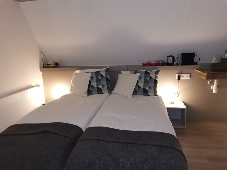 Deluxe Double or Twin Room, Shared Bathroom (Kwintelooijen) | Premium bedding, in-room safe, individually furnished, laptop workspace