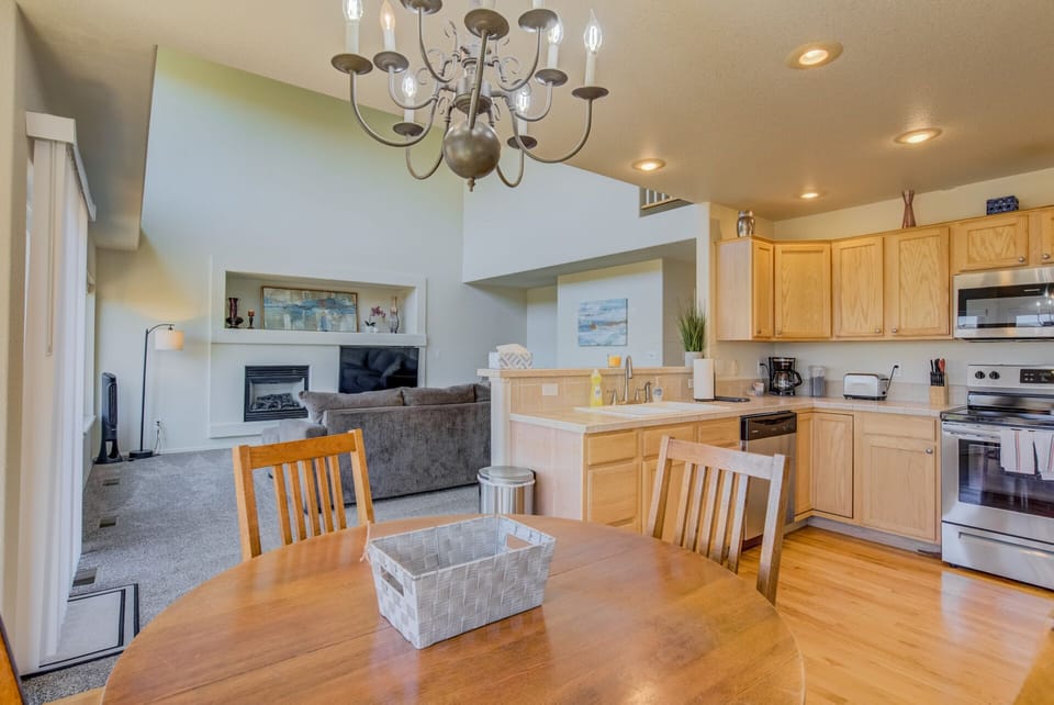 House (5 Bedrooms) | Private kitchen | Full-size fridge, oven, coffee/tea maker, toaster