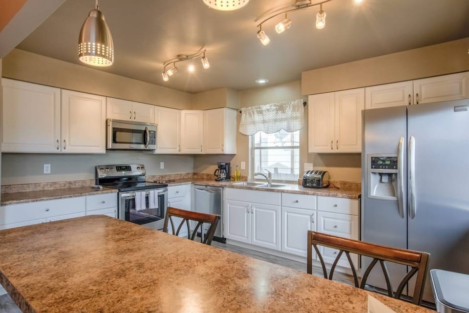 House (3 Bedrooms) | Private kitchen | Full-size fridge, oven, coffee/tea maker, toaster