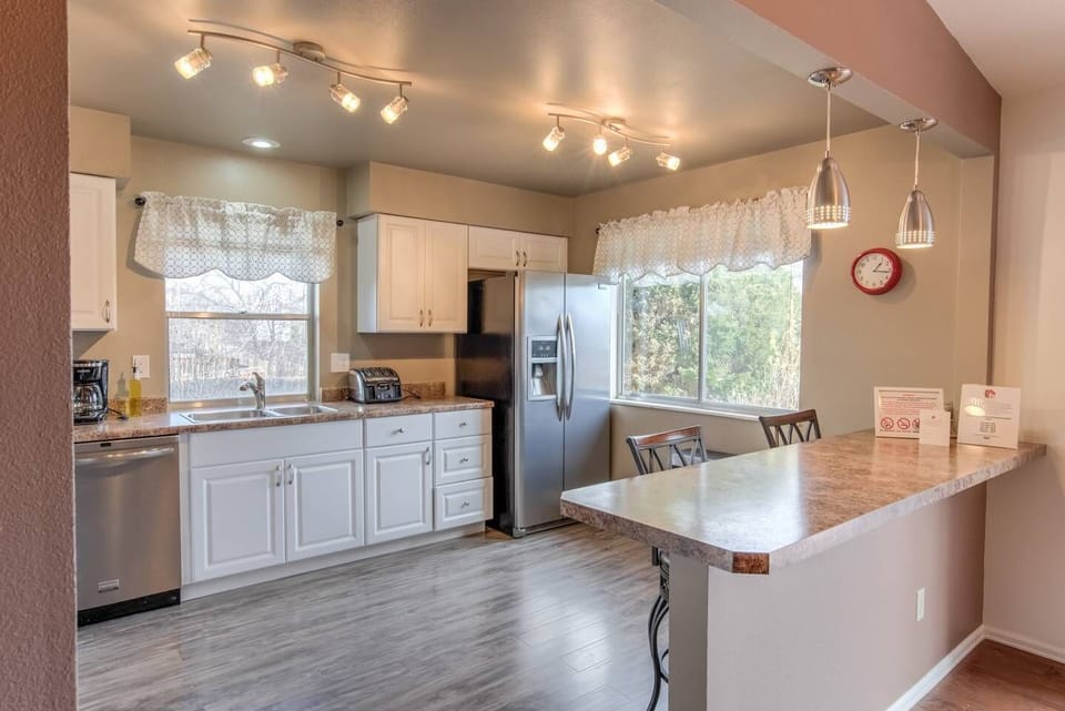 House (3 Bedrooms) | Private kitchen | Full-size fridge, oven, coffee/tea maker, toaster