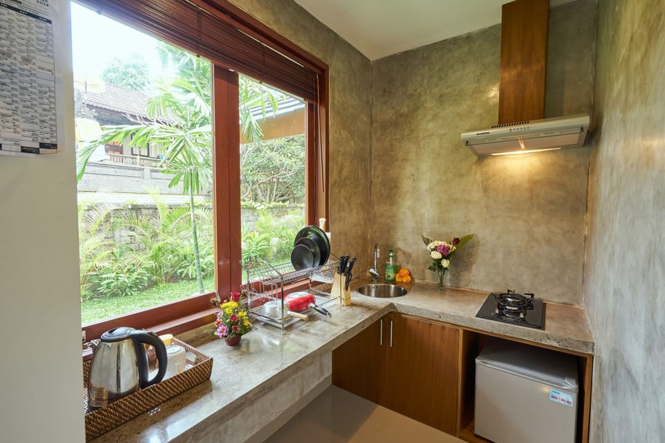 Executive Studio Suite | Private kitchen | Coffee/tea maker, electric kettle