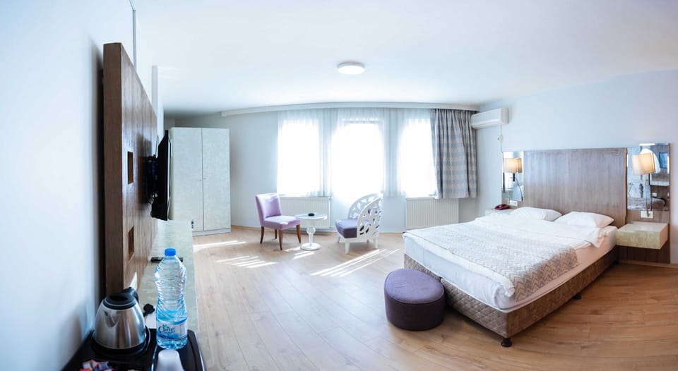 Classic Room | Laptop workspace, free WiFi, bed sheets