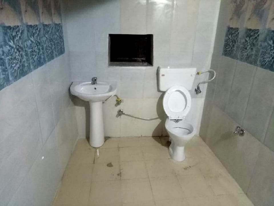 Deluxe Tent | Bathroom | Shower, free toiletries, slippers, towels