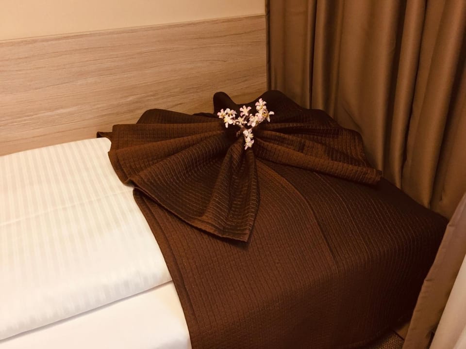 Desk, soundproofing, free WiFi, bed sheets