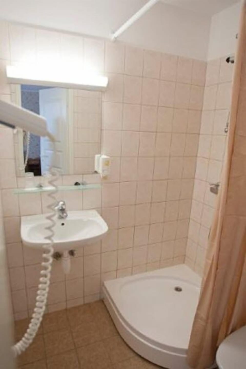 Shower, rainfall showerhead, free toiletries, hair dryer