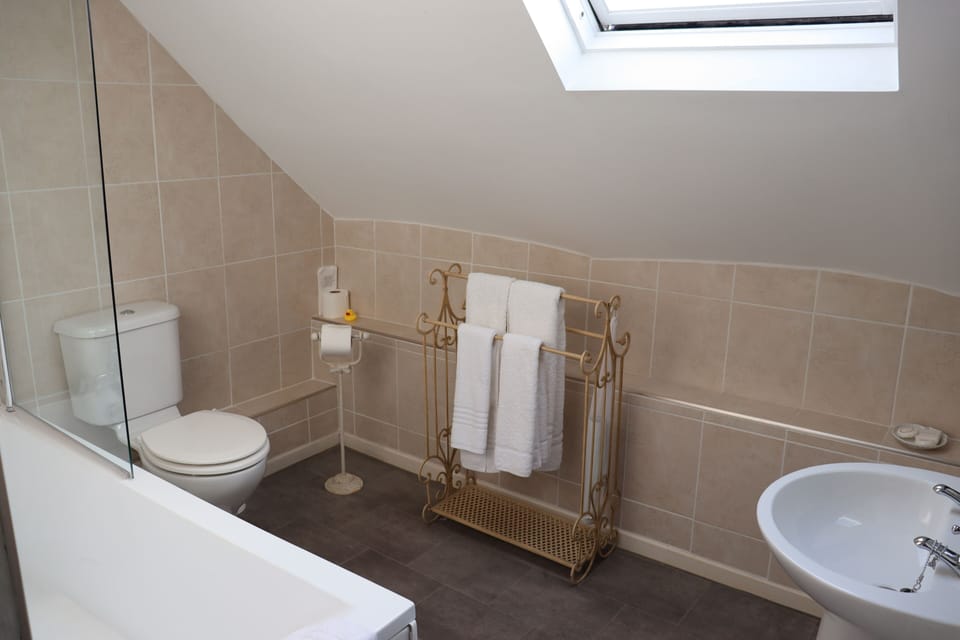 Large Double Room with Bath | Deep soaking bathtub