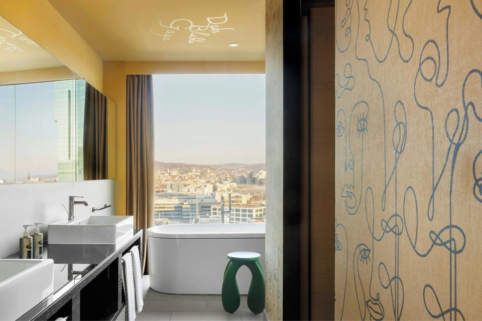 Combined shower/tub, free toiletries, hair dryer, towels