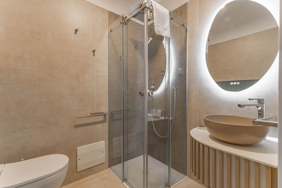Double Room, Sea View | Bathroom | Shower, hair dryer, bidet, towels