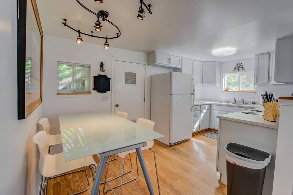 Villa (1 Bedroom) | Private kitchen | Full-size fridge, oven, coffee/tea maker, toaster