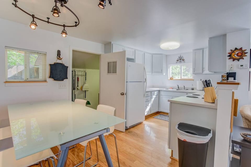 Villa (1 Bedroom) | Private kitchen | Full-size fridge, oven, coffee/tea maker, toaster