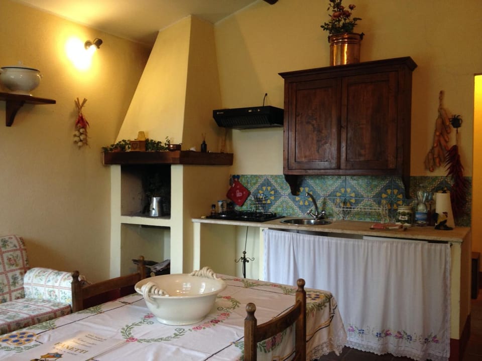 Full-size fridge, oven, stovetop, cookware/dishes/utensils