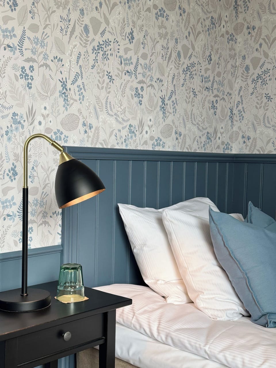 Classic Twin Room | In-room safe, desk, laptop workspace, blackout drapes