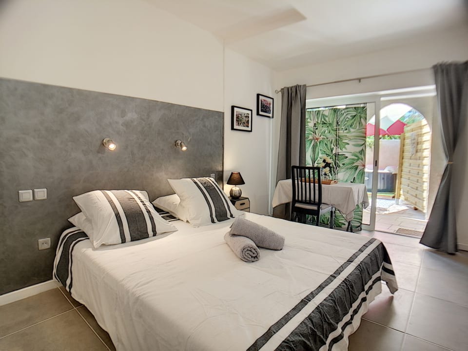 Comfort Double Room, Hot Tub | Premium bedding, individually decorated, individually furnished