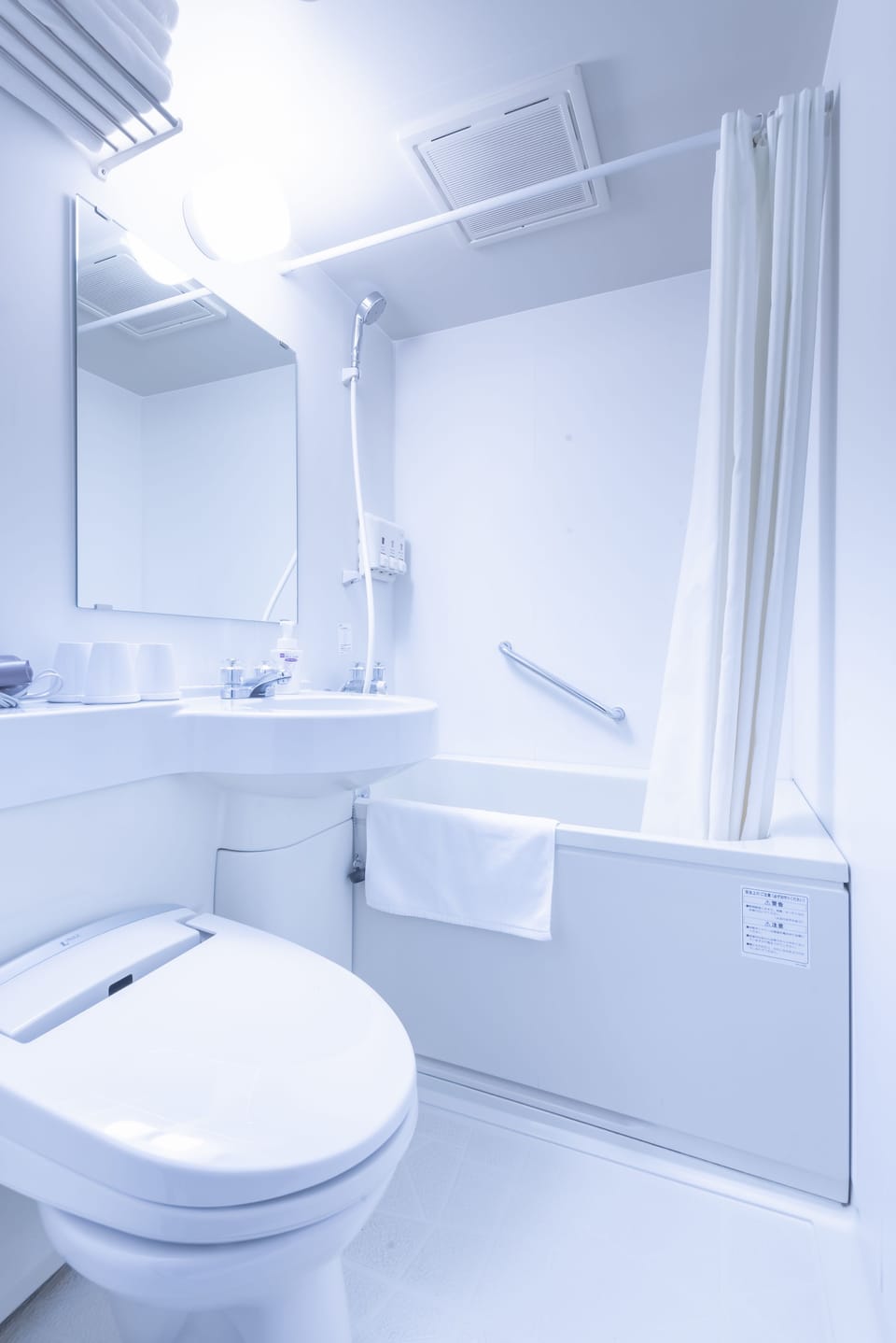 Combined shower/tub, deep soaking tub, free toiletries, hair dryer