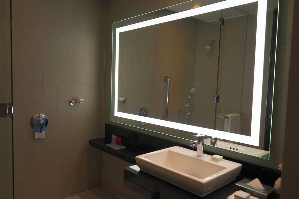 Two double beds evolution room | Bathroom | Rainfall showerhead, free toiletries, hair dryer, towels