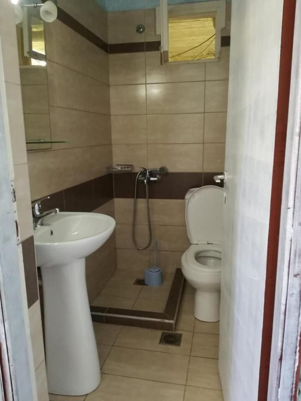 Shower, free toiletries, towels, soap