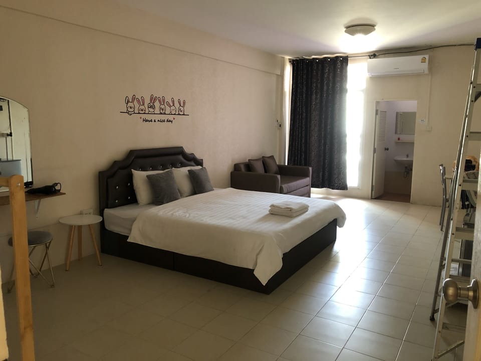 Basic Room, 1 Bedroom | Desk, laptop workspace, blackout drapes, free WiFi