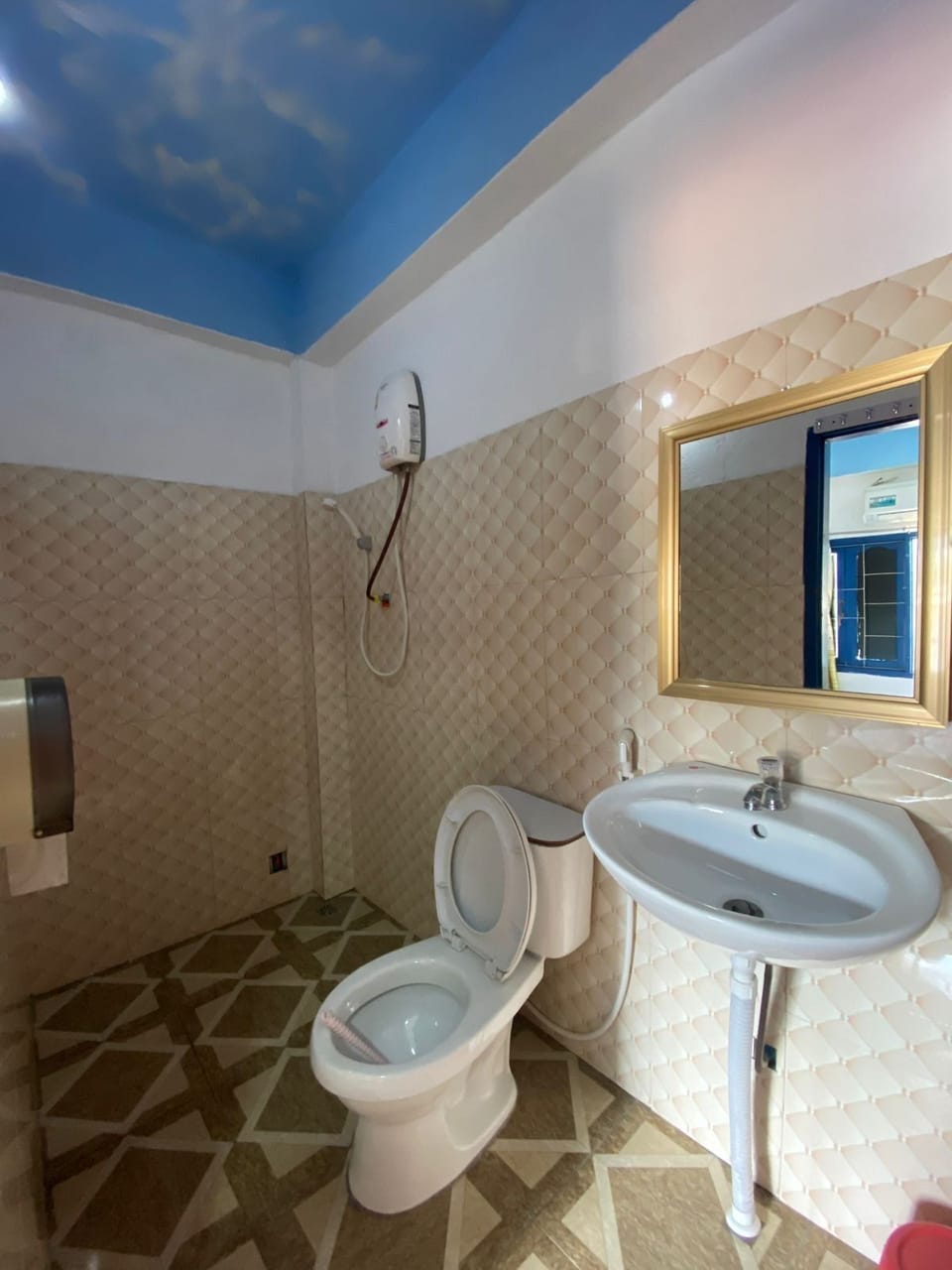 Basic Double Room | Bathroom | Shower, hydromassage showerhead, hair dryer, towels
