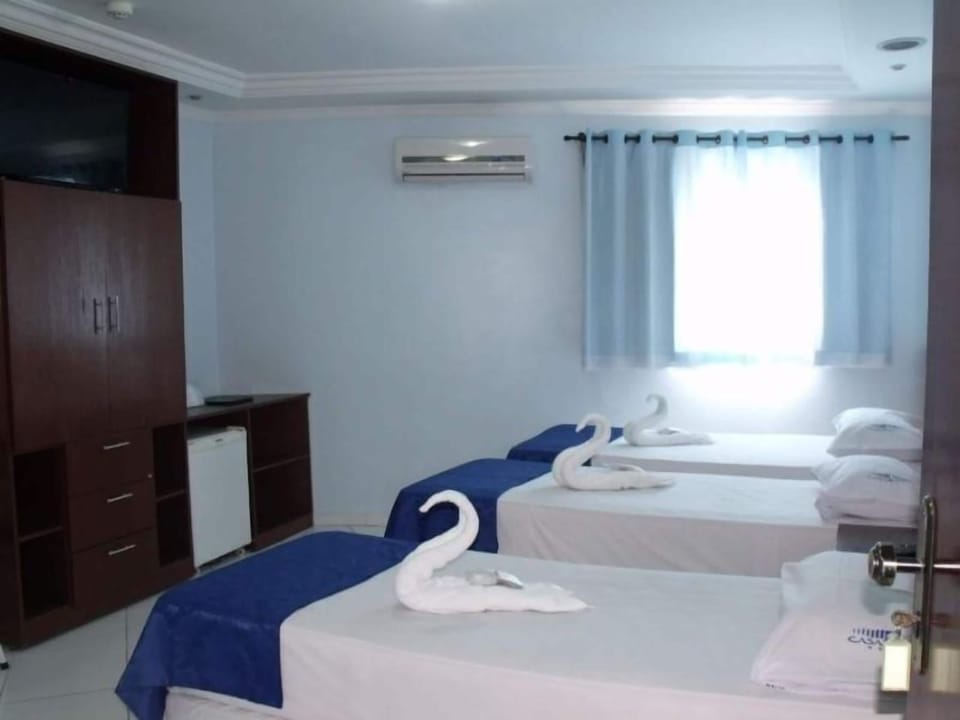 Triple Room, 3 Twin Beds | Minibar, WiFi (free), bed sheets