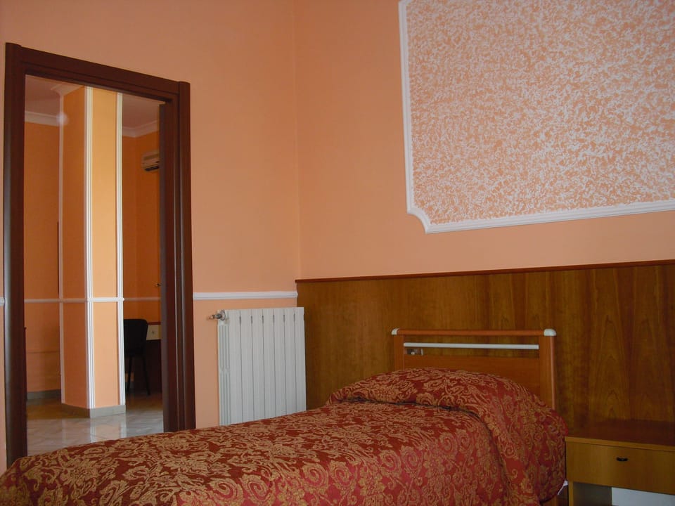 Single Room | Minibar, desk, bed sheets
